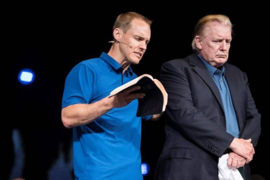 Antes de que se retirara, el pastor David Platt oró por el mandatario en el escenario.