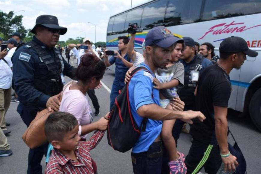 El Gobierno de Obrador ha redoblado los operativos migratorios en el sur de México en un esfuerzo para frenar el paso de centroamericanos tras la amenaza de Estados Unidos de aumentar un 5% a los aranceles de todas las exportaciones mexicanas.