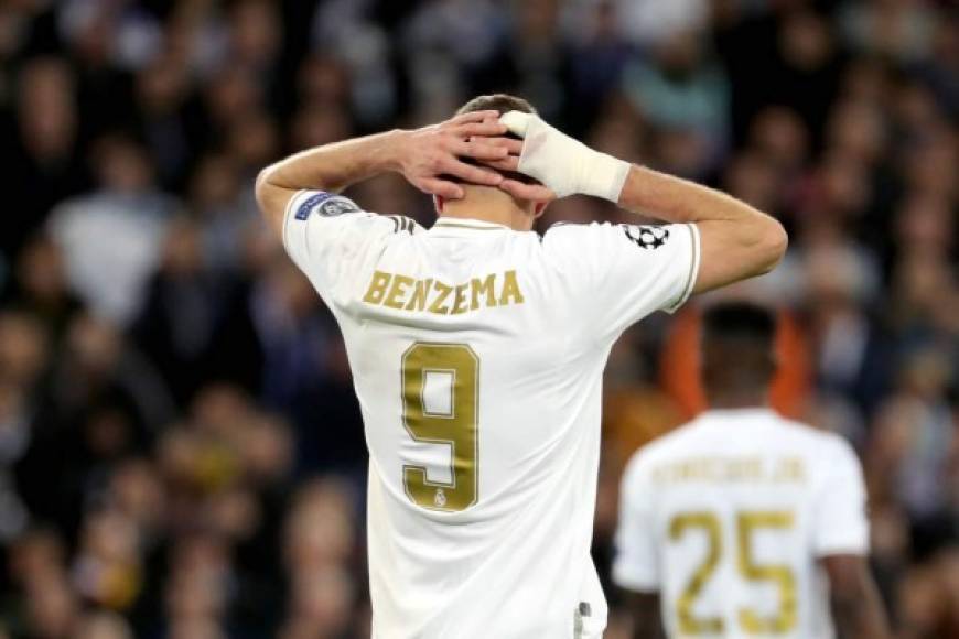 Karim Benzema se lleva las manos a la cabeza tras fallar una ocasión.