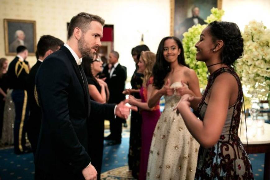 Esta imagen de Sasha conversando con el actor Ryan Gosling y Malia aprobando al fondo se viralizó en las redes sociales.