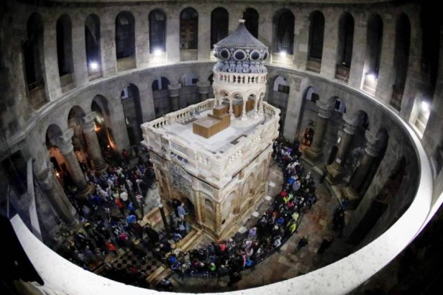 Las tres Iglesias cristianas, custodios de la Basílica del Santo Sepulcro en la Ciudad Vieja de Jerusalén, presentaron la Tumba restaurada de Jesucristo en una histórica ceremonia que contó con la asistencia del primer ministro griego, Alexis Tsipras.<br/><br/>