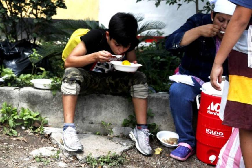 Otras personas han organizado comedores al aire libre para regalar sopa caliente a los migrantes que caminan bajo la lluvia hacia la frontera con México.