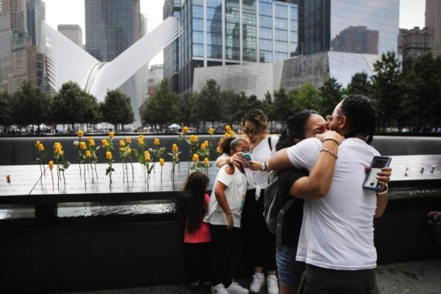 Familiares de las víctimas se consuelan en el memorial del World Trade Center en Nueva York.