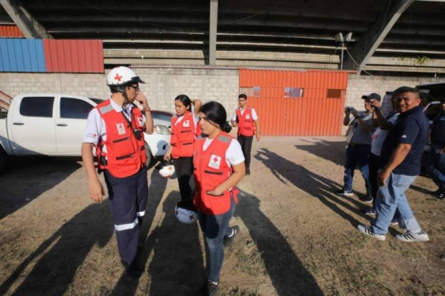 Elementos de la Cruz Roja también fueron sacados del estadio de Comayagua.