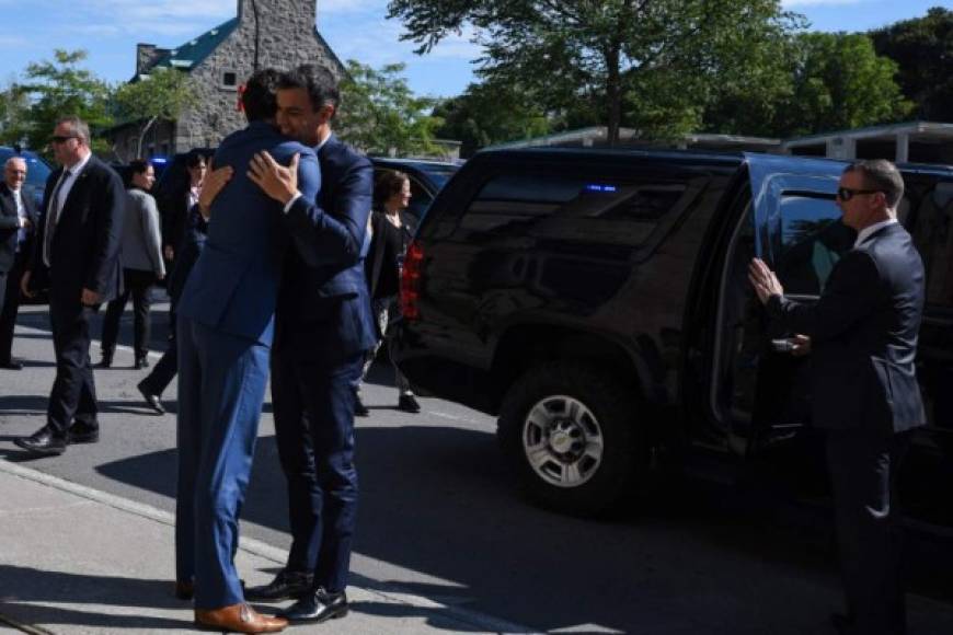 Trudeau dio una cariñosa bienvenida al presidente español en la base militar del Royal Canadian Hussars, en Montreal.