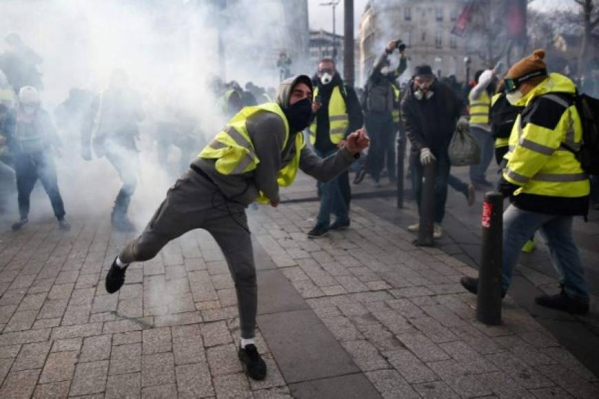Varios periodistas resultaron heridos en las manifestaciones de los 'chalecos amarillos' en París este sábado, algunos por balas de caucho, según testimonios publicados en medios de comunicación o difundidos en redes sociales. AFP