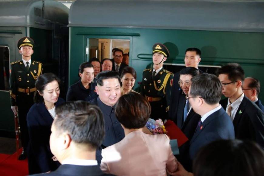 La primera visita al extranjero de Kim Jong Un desde su llegada al poder a finales de 2011 se inició como las de sus predecesores en el cargo, a bordo de un tren con cristales ahumados.