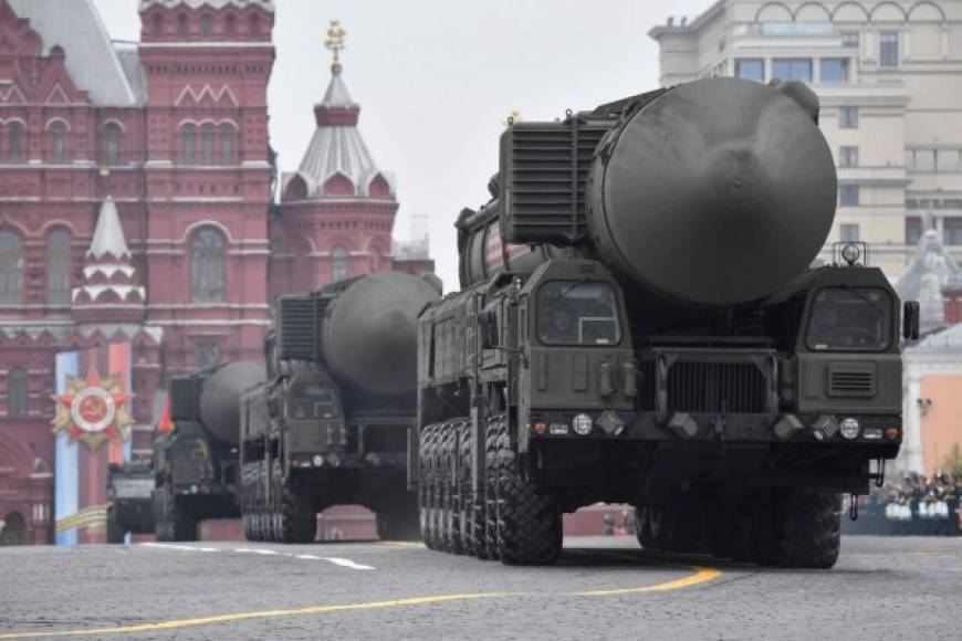 El ejército ruso exhibió sus armas más poderosas en el histórico desfile. Los misiles intercontinentales así como los sistemas de artillería autopropulsada MSTA-S y BMP-3 pasaron frente al Kremlin.