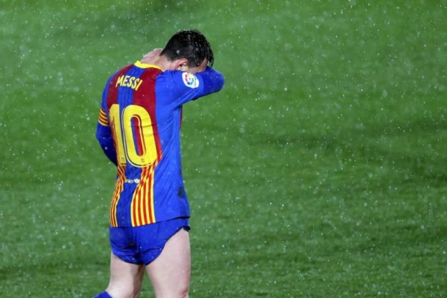 La amargura de Lionel Messi por la nueva derrota del Barcelona en el clásico.