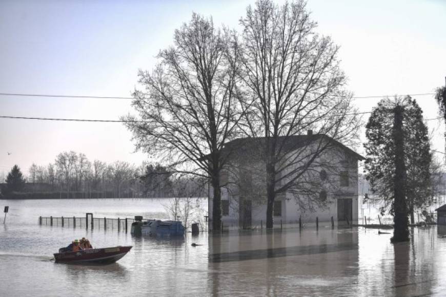 Italia. <br/>Anegados por el temporal. Voluntarios ayudan a los residentes de Brescello a salir de las zonas de inundación del río Enza.
