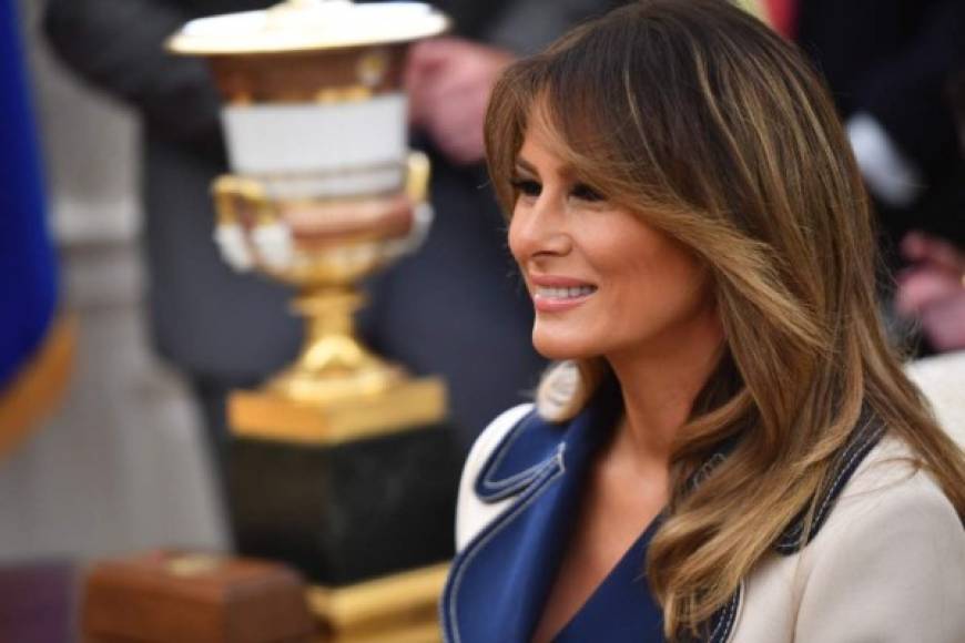 La primera dama estadounidense, Melania Trump, vuelve a imponer su estilismo en la Casa Blanca con un acertado diseño que ha desatado críticas en redes sociales.