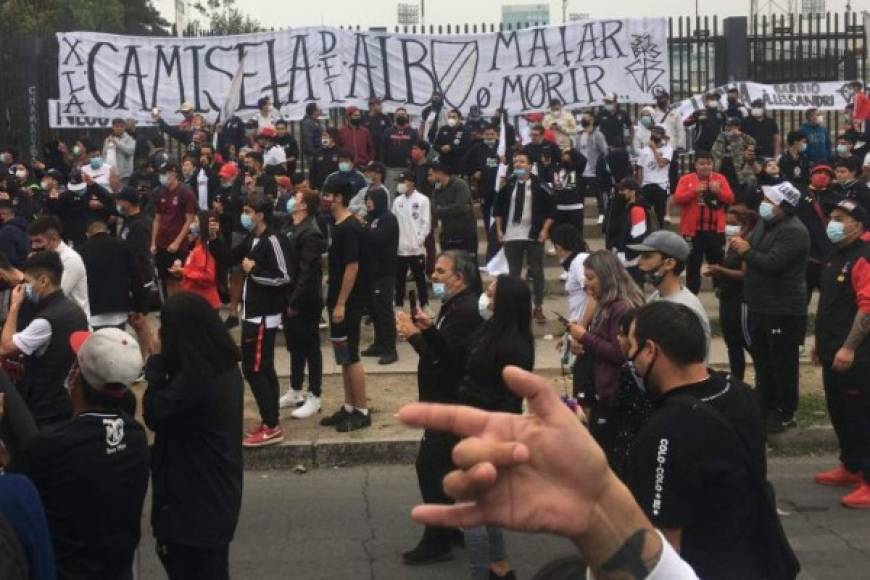 'Matar o morir', se lee en una de las pancartas y banderas que la 'Garra Blanca', barra del equipo 'Cacique', agitaron en el 'banderazo' previo al crucial encuentro de su equipo ante la Universidad de Concepción.