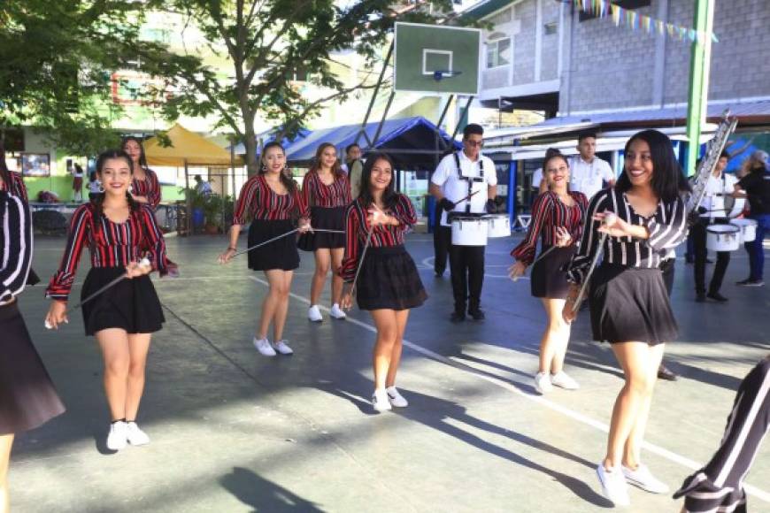 Son 11 alumnas las que conforman el cuadro de palillonas de esta reconocida institución en San Pedro Sula que forma estudiantes desde el año 2000.