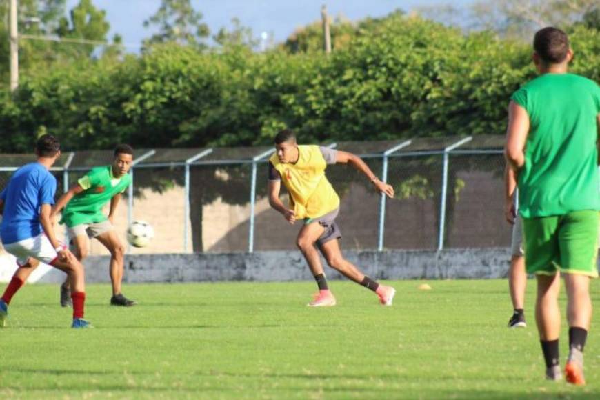El delantero hondureño Shannon Welcome seguirá jugando con el Social Sol de la Segunda División de Honduras.