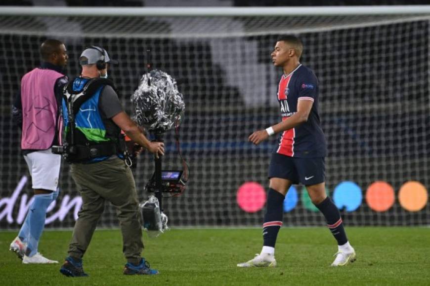 Mbappé se fue triste por la derrota ante el City.