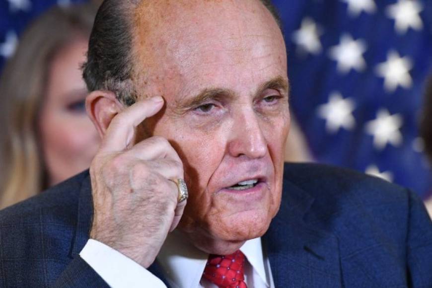'Obviamente (...) me odian, y odian a Trump, lo cual sea probablemente la razón de todo esto', dijo el jueves pasado Giuliani, de 76 años, en sus primeras declaraciones tras el registro realizado por los fiscales implicados en el caso, que hizo en su propio programa de radio. (Photo by MANDEL NGAN / AFP)