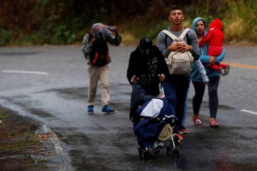 La mayoría de los migrantes son hombres jóvenes, pero también van adultos mayores, mujeres y niños, incluso varios bebés.