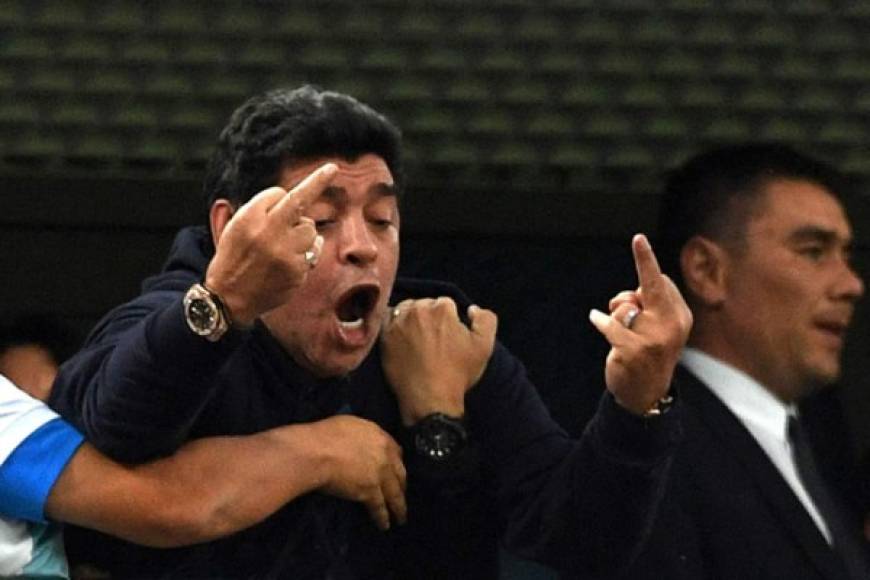 Diego Maradona dedicó gestos obscenos tras el gol de Marcos Rojo. Foto AFP
