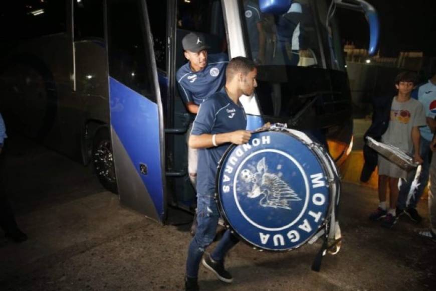 ¿Amuleto? La plantilla del Motagua llegó con un bombo al estadio Nacional de Tegucigalpa.