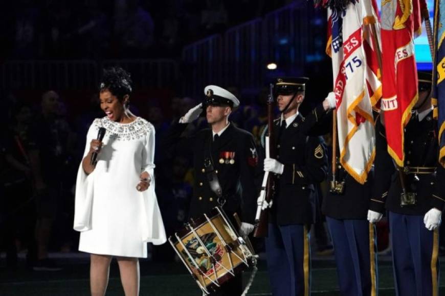 La cantante estadounidense Gladys Knight se encargó de dar inicio al Super Bowl LIII al entonar el himno de los Estados Unidos antes del inicio del partido.