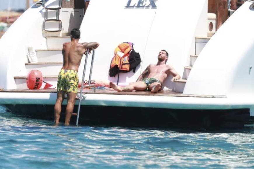 Messi se fue a disfrutar de unos días de vacaciones en Ibiza con su compañero Luis Suárez.