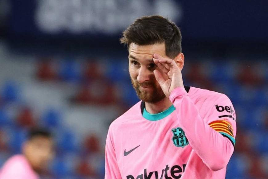 Lionel Messi estaba decepcionado al ver la manera en que dejaron escapar la victoria.