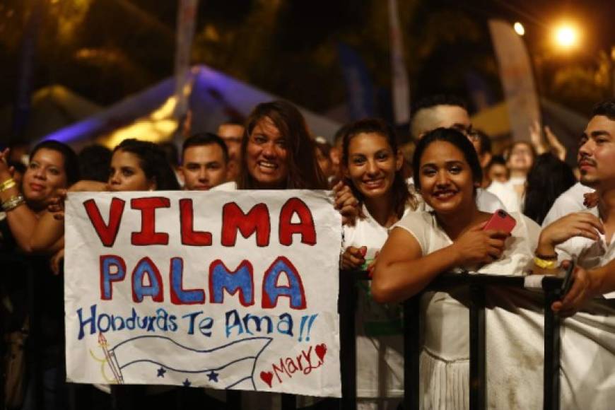 Mary no perdió la oportunidad de llevar una pancarta dedicada a la banda argentina.