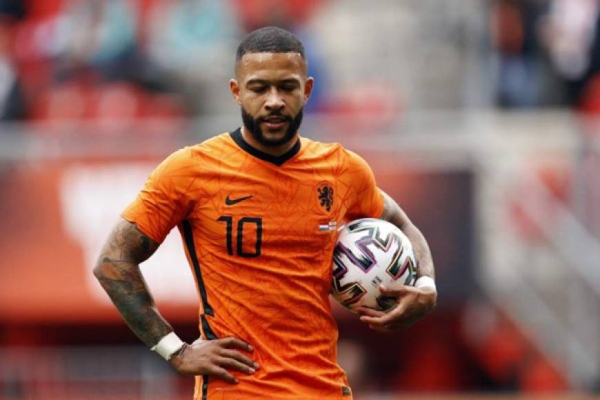 Según informa Fabrizio Romano, el FC Barcelona le presentó un nuevo contrato al futbolista neerlandés Memphis Depay. El acuerdo, de llegar, sería por tres temporadas, hasta 2024. Foto AFP.