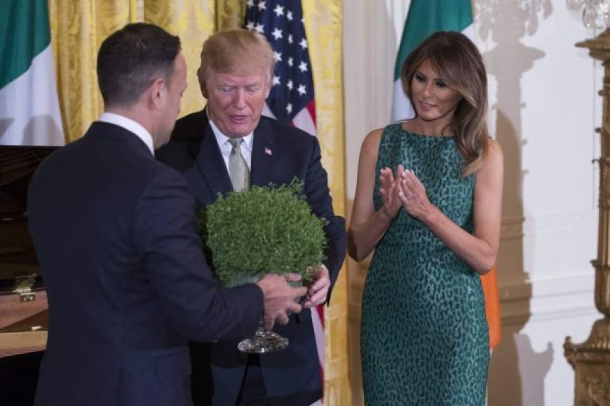 El primer ministro irlandés sorprendió a la pareja presidencial con un Tazón de Tréboles, en conmemoración al Día de San Patricio.