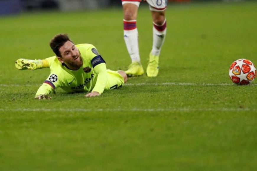 Messi cayendo al césped.