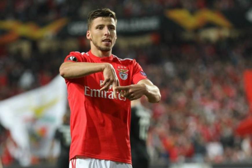 Rúben Días, jugador del Benfica, es el nuevo central que sueña con tener Zinedine Zidane en el Real Madrid. El portugues podría ser el enésimo negocio que Jorge Mendes haga con el club blanco, en una operación que teniendo al Benfica de por medio, no bajaría de los 80 millones de euros. El futbolista también está en el radar del Manchester City,