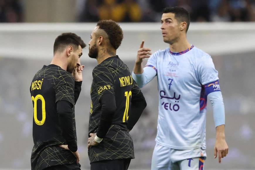 Cristiano Ronaldo charlando con Messi y Neymar en un lance del partido.