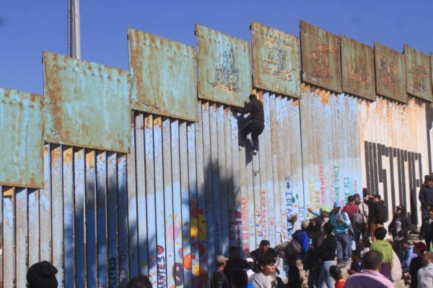 -FOTODELDIA- MEX56. TIJUANA (MÉXICO), 14/11/2018.- Migrantes de la primera caravana que salió desde honduras y recorrió el territorio mexicano comienzan a congregarse hoy, miércoles 14 de noviembre de 2018, en la valla fronteriza de Tijuana (México). Aproximadamente 800 migrantes centroamericanos han llegado a la fronteriza ciudad mexicana de Tijuana con el propósito de solicitar asilo en Estados Unidos, y para el viernes se espera la llegada de al menos 2.000 más en autobuses, dijeron autoridades federales a Efe. De los extranjeros que han llegado de forma paulatina a esta ciudad del noroeste de México, un puñado pasaron la noche a la intemperie en la zona de Playas de Tijuana, una área residencial adyacente a Estados Unidos. EFE/Joebeth Terriquez