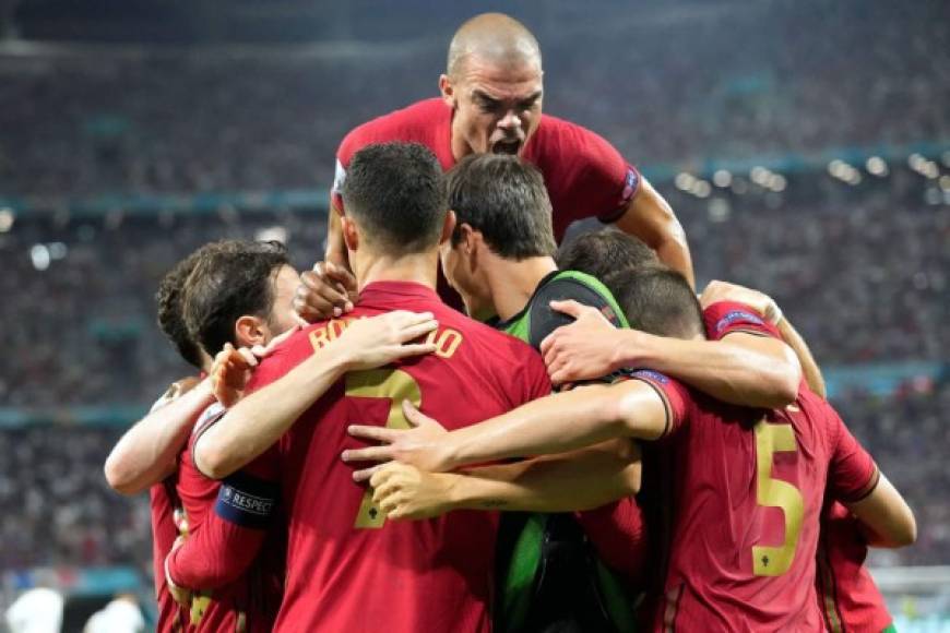 Los jugadores portugueses celebran unidos el gol de Cristiano Ronaldo.