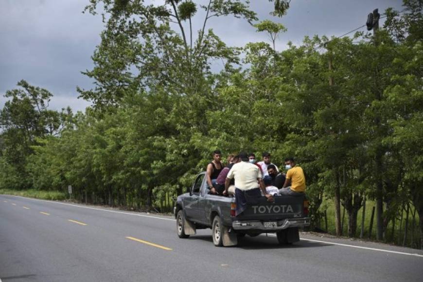 Honduran migrants move to Agua Caliente, on the border between Honduras and Guatemala, on their way to the United States, on January 15, 2021. - Hundreds of asylum seekers are forming new migrant caravans in Honduras, planning to walk thousands of kilometers through Central America to the United States via Guatemala and Mexico, in search of a better life under the new administration of President-elect Joe Biden. (Photo by Orlando SIERRA / AFP)