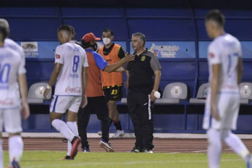 El saludo entre Pedro Troglio y Ramiro Martínez al final del partido.