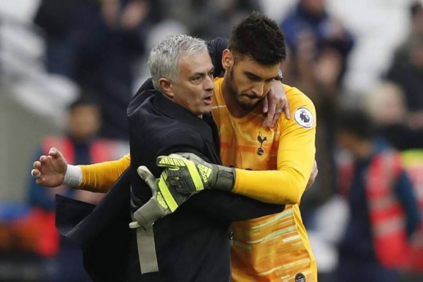 Mourinho se abraza con el portero argentino del Tottenham, Paulo Gazzaniga, al final del partido.