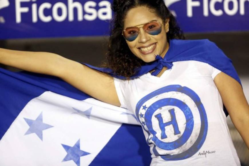Una bella aficionada catracha con la bandera de Honduras.