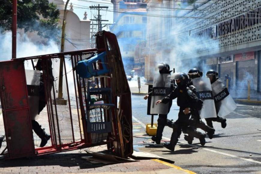 Unos 1,000 manifestantes se habían concentrado en el parque central de la capital, cuando fueron atacados con bombas lacrimógenas y una tanqueta de potentes chorros de agua.