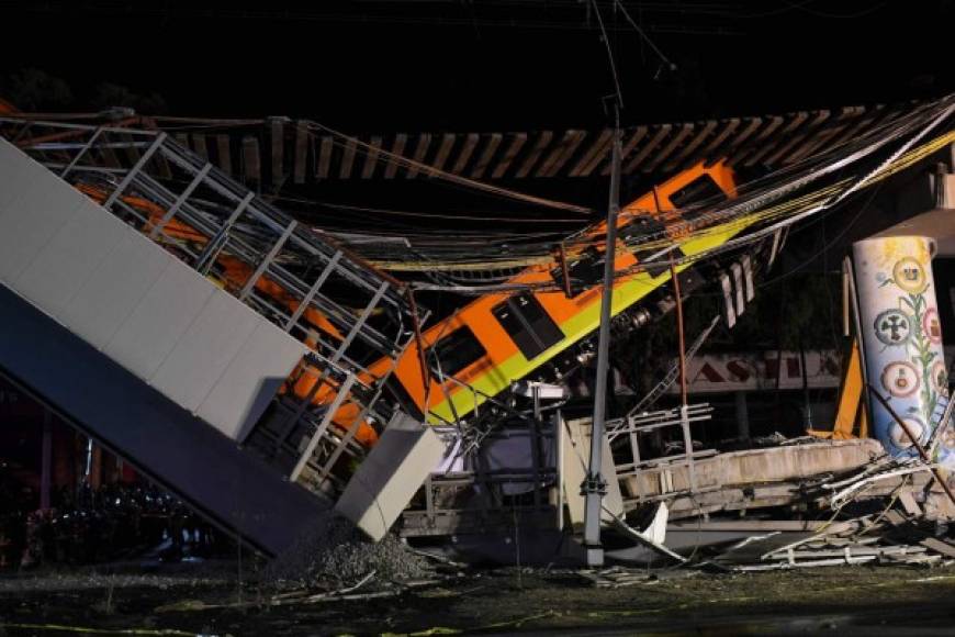 Al menos 23 personas murieron y 65 están hospitalizadas por el accidente de un metro de la Ciudad de México ocurrido en la noche del lunes al desplomarse una viga que sostenía un puente de la línea 12 entre la estaciones de Olivos y Tezonco.<br/>