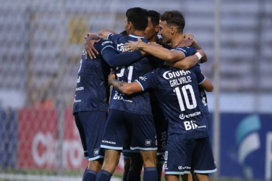 Los jugadores del Motagua, celebrando en grupo el gol de Galvaliz.