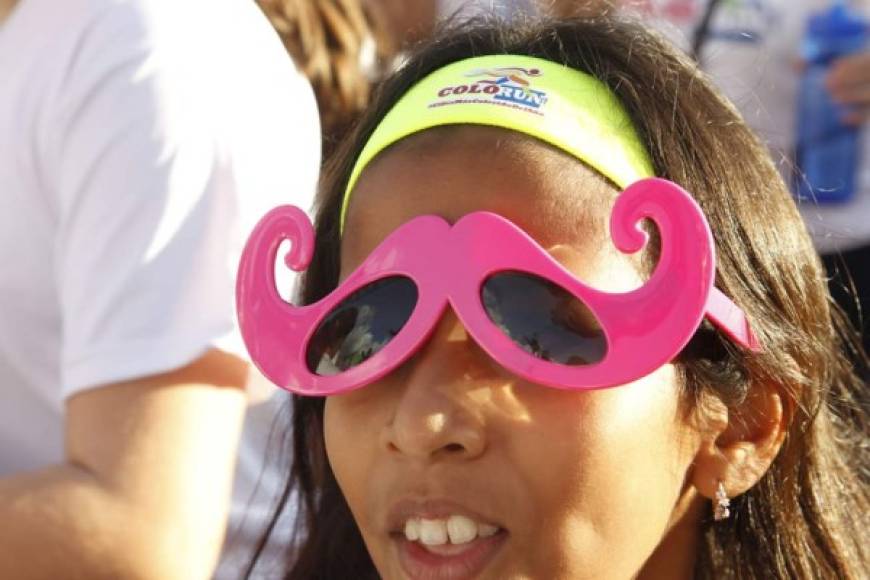 Más de 15 mil hondureños participaron en el Colorun 2014. Algunos lucieron sombreros, lentes, máscaras, pelucas, tutú con diversas formas en el día más colorido del año.