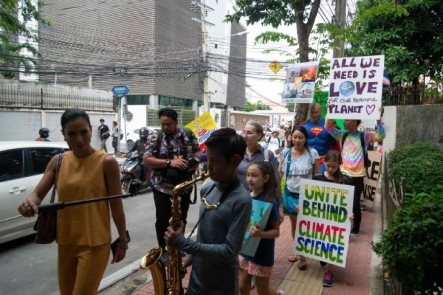 Ciudadanos a favor del medioambiente marchan por las calles de Bangkok, Tailandia.