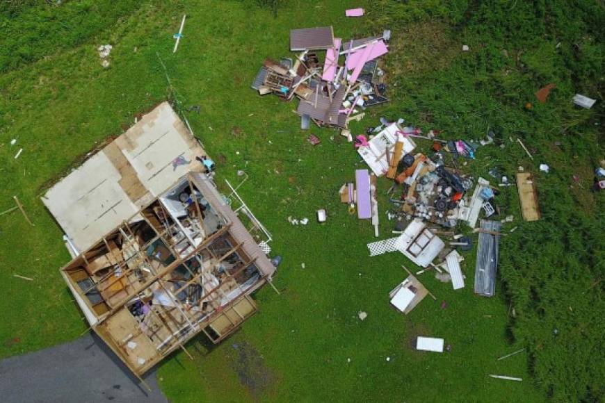 Rosselló pidió por ello al Congreso de EUA que tome acción y ayude a la isla y apeló a que el Gobierno garantice el soporte que necesita Puerto Rico, literalmente devastado por un huracán, catalogado por algunos especialistas como el más poderoso de la historia.<br/>