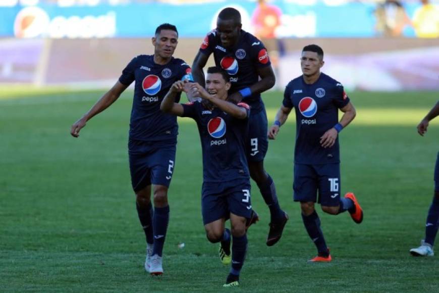 Los jugadores del Motagua se fueron encima de Kevin López para celebrar el primer gol.