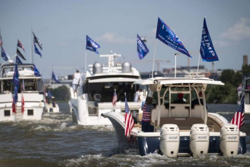 En la convocatoria a la actividad en Facebook, se invitaba a los participantes a decorar su barco “con colores patrióticos” y a enarbolar “tantas banderas de Trump como pueda”.