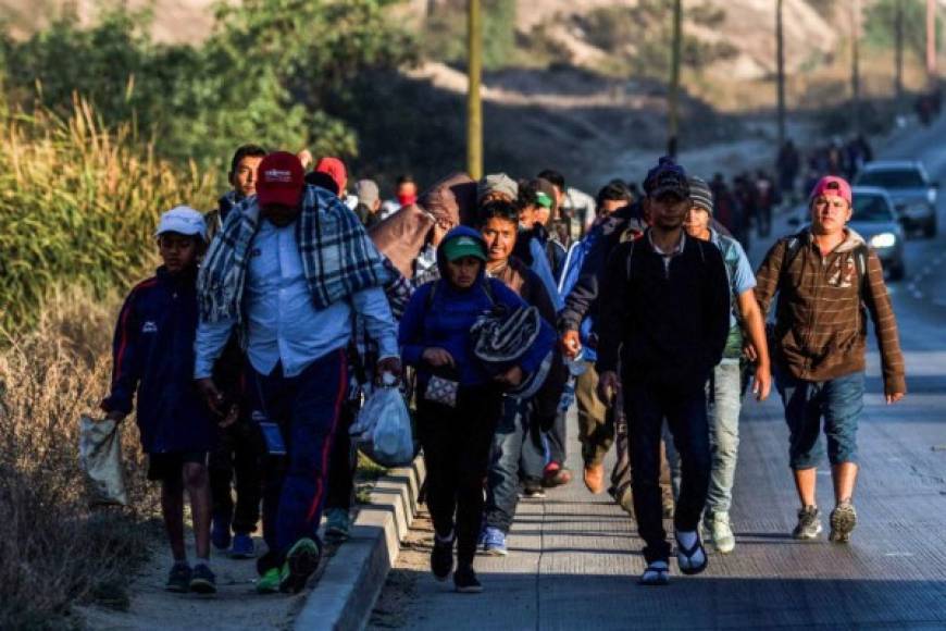 Central American migrants, taking part in a caravan towards the US, arrive to Tijuana, Mexico, on November 15, 2018. (Photo by Guillermo Arias / AFP)