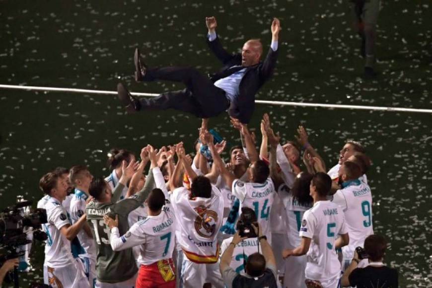Zidane fue manteado por sus jugadores.