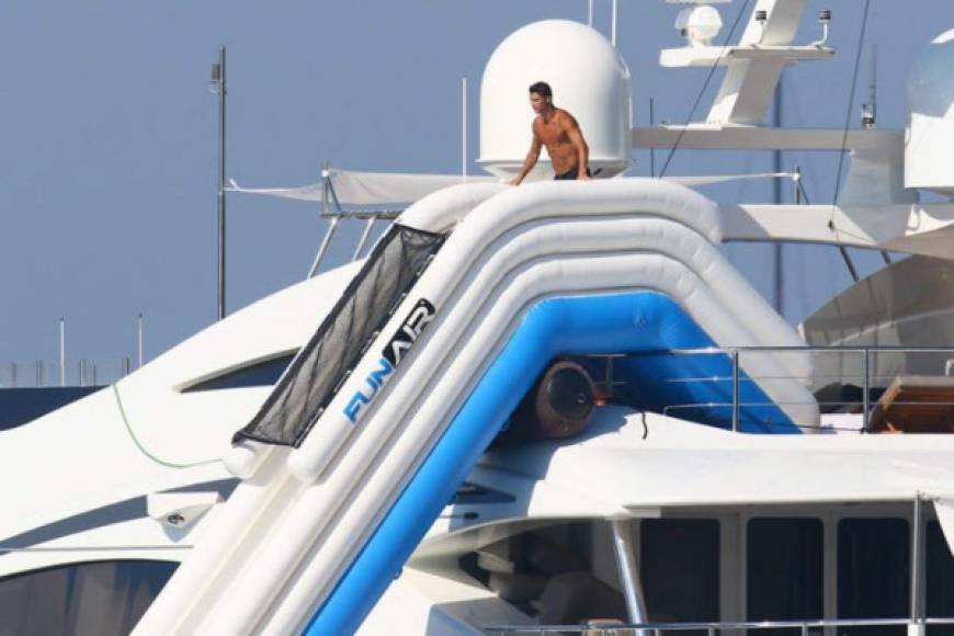 La pareja ha decidido subirse a bordo de un barco y gozar de un día soleado en la costa italiana. Tienen el mar Mediterráneo a menos de dos horas de distancia-