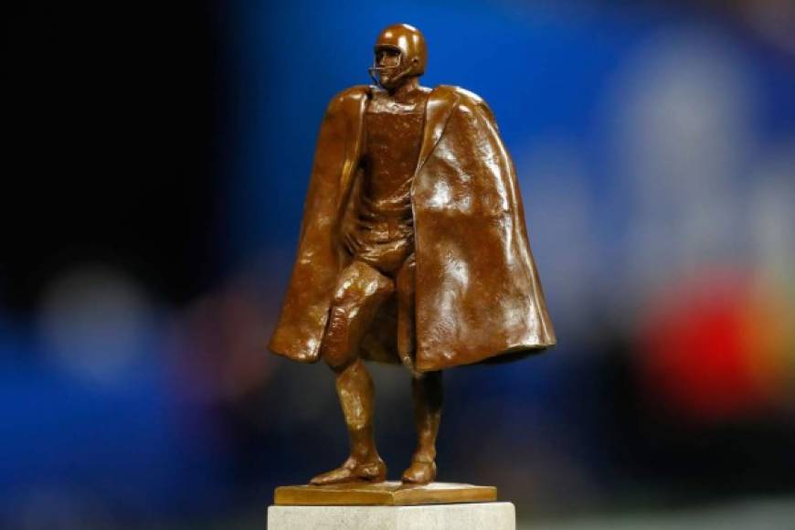 La estatualli que premia al Walter Payton Man of the Year Award.